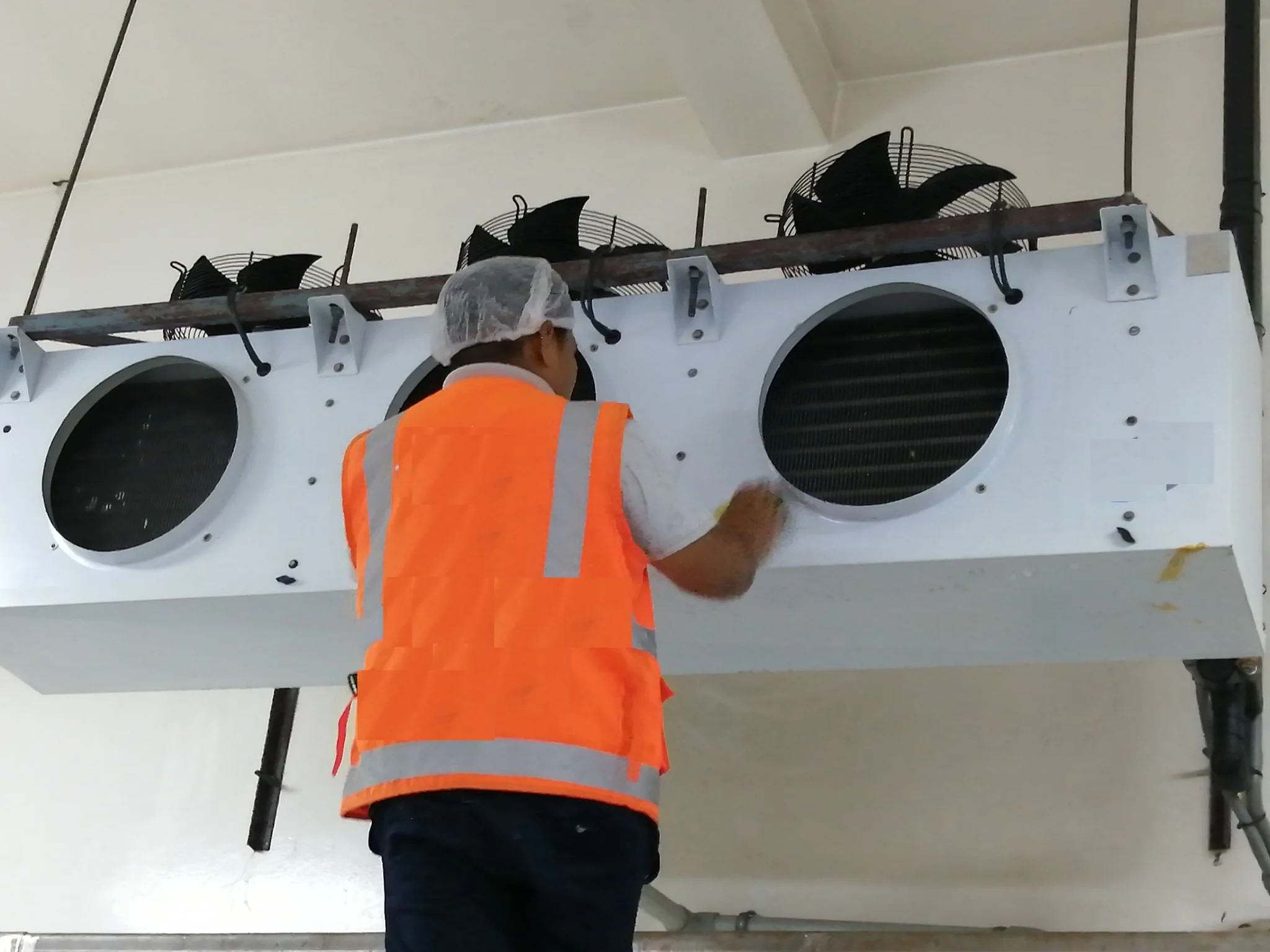 Técnico haciendo Servicio de Reparación de Cámaras de Refrigeración en Cuernavaca