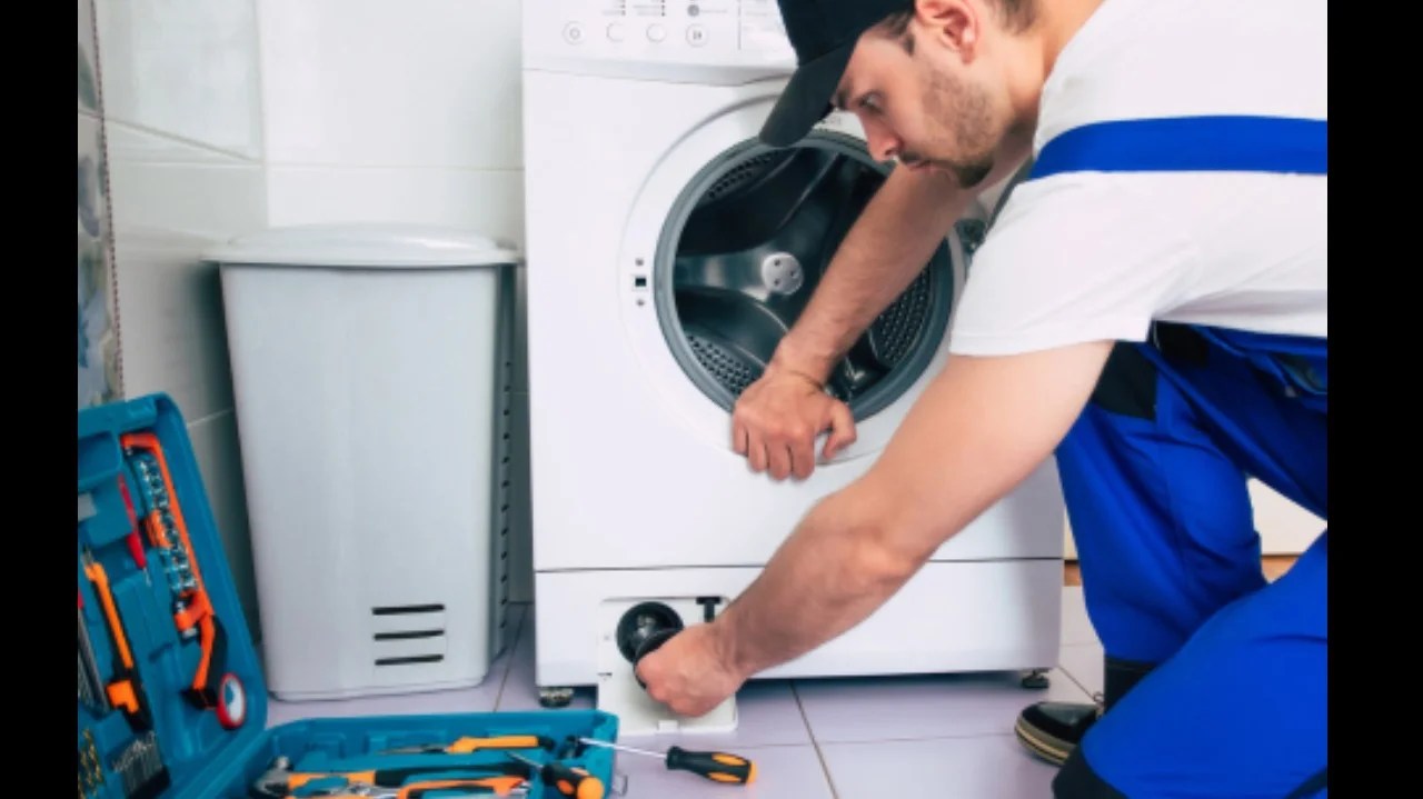 Técnico haciendo Servicio de Reparación de Centros de Lavado en Cuernavaca