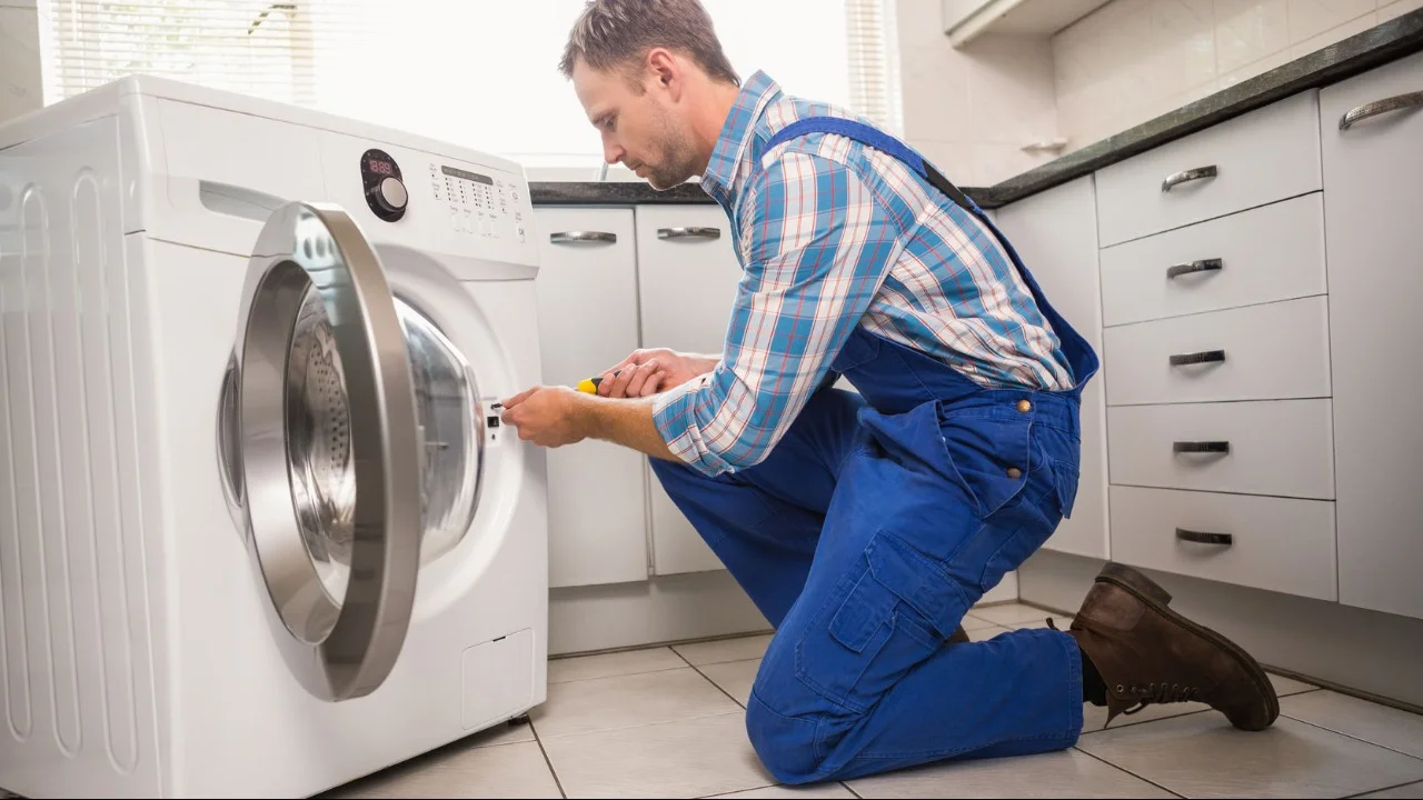Técnico haciendo Servicio de Reparación de Lavadoras en Cuernavaca