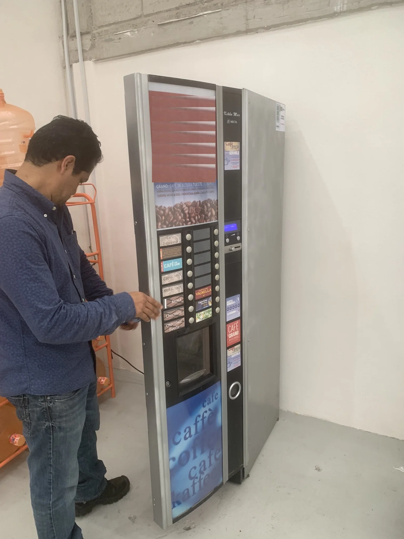 Técnico haciendo Servicio de Reparación de Expendedores de Refresco en Cuernavaca