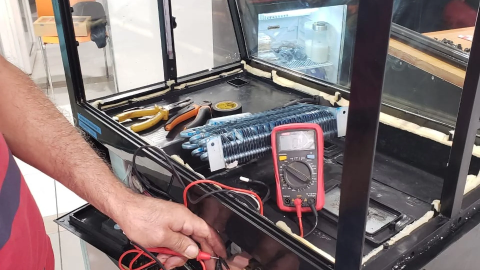 Técnico haciendo Servicio de Reparación de Vitrinas Refrigeradas en Cuernavaca