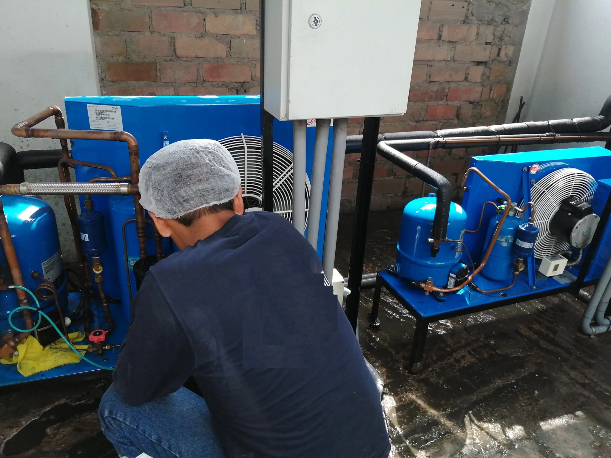 Técnico reparando cámara de refrigeración en Cuernavaca