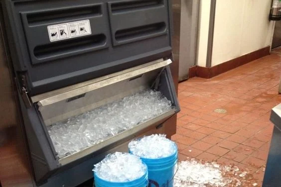 Técnico haciendo Servicio de Reparación de Máquinas para Hacer Hielo en Cuernavaca